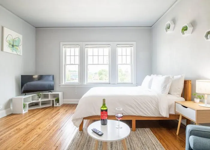 Vibes On Main - Modern Chic In Downtown Peoria