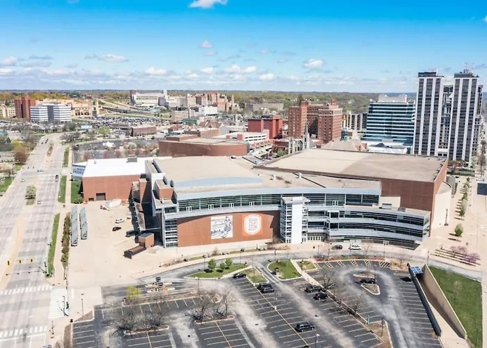 Apartment Vibes On Main - Modern Chic In Downtown Peoria
