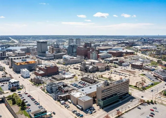 Apartment Vibes On Main - Modern Chic In Downtown Peoria